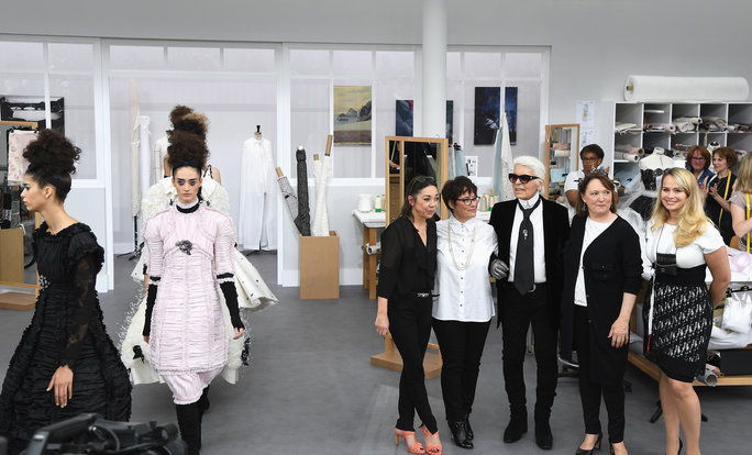 칼 Lagerfeld Pays Tribute to the House's Seamstresses 