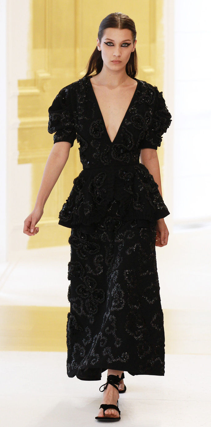벨라 Hadid Smolders at Dior Haute Couture 