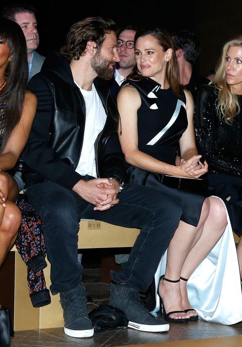 제니퍼 Garner and Bradley Cooper at Versace - Embed 