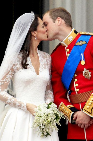 קייט Middleton and Prince William wedding kiss