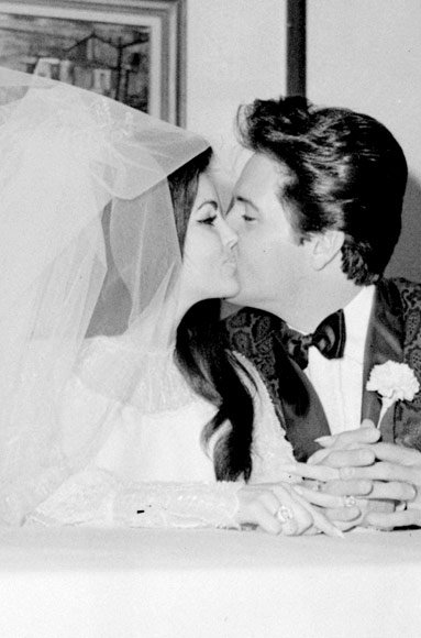 אלביס Presley and Priscilla Presley wedding kiss