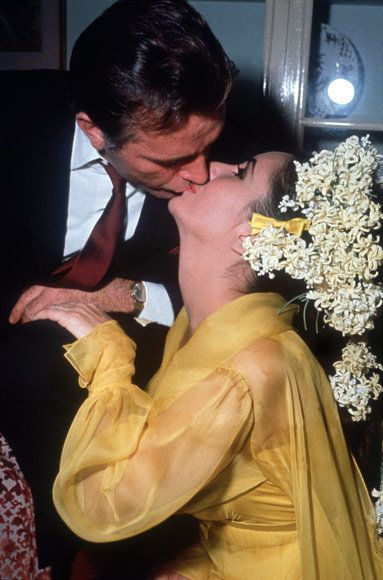 אליזבת Taylor and Richard Burton wedding kiss