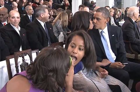 מליה Obama Photobombs Her Parents - Embed