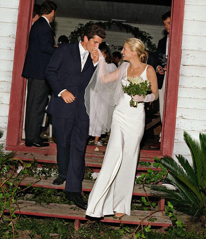 남자 F. Kennedy Jr and Carolyn Bessette-Kennedy wedding kiss