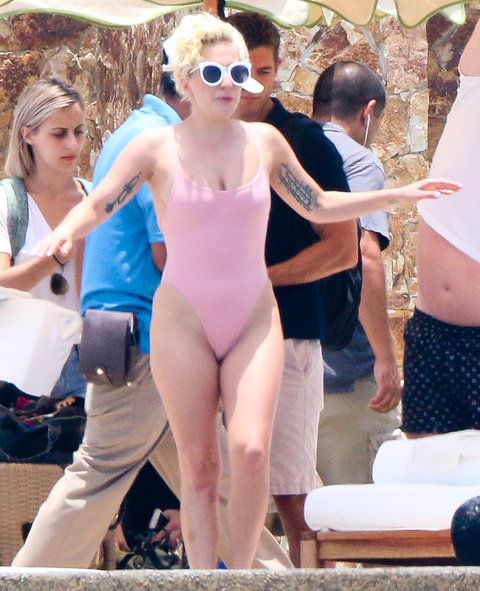 독특한... 52125332 Singer Lady Gaga relaxes by the pool with her mom and friends at a resort in Los Cabos, Mexico on July 16, 2016. She showed off her bikini ready body and took a quick dip in the pool to cool off. ***NO USE W/O PRIOR AGREEMENT - CALL