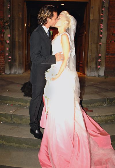 그웬 Stefani and Gavin Rossdale wedding kiss