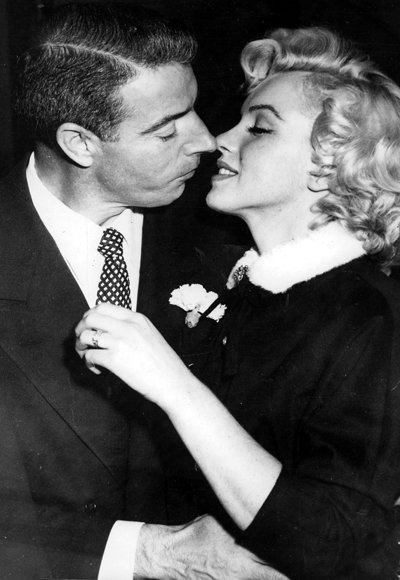 מרילין Monroe and Joe DiMaggio wedding kiss