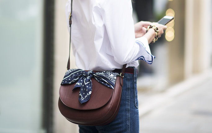 בנדנה + saddle bag = the most stylish way to upate the Americana trend. 