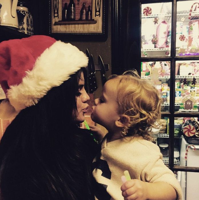 חג המולד kisses with Gracie and Selena 