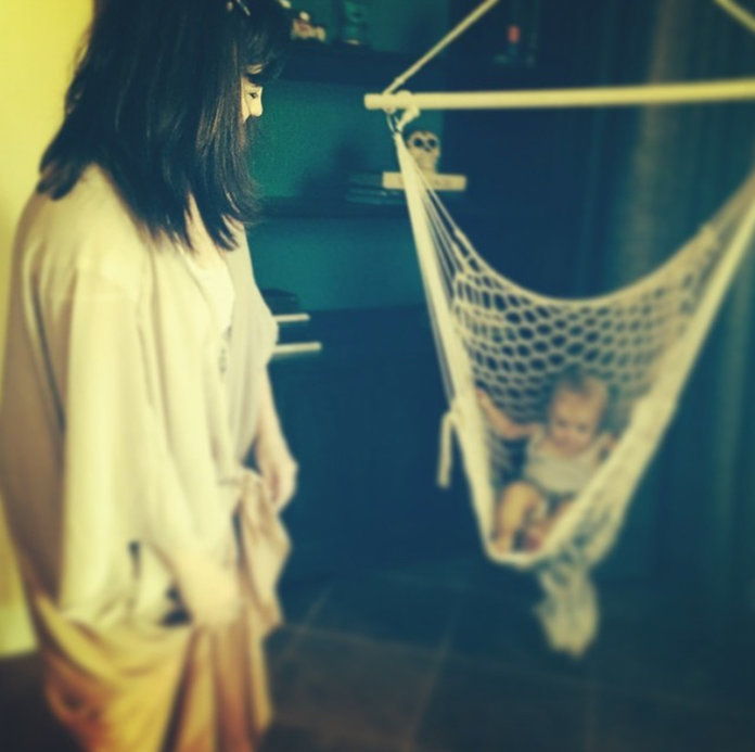 グレイシー & Selena hanging out in a hammock 