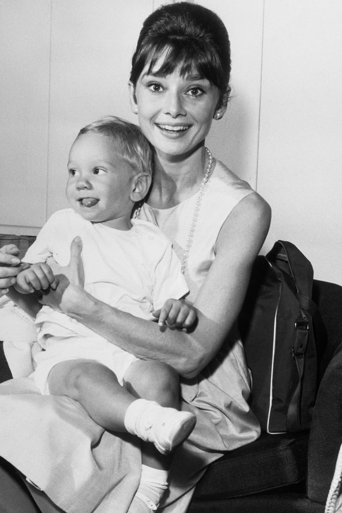 オードリー ヘップバーン 第二次世界大戦中の厳しい飢餓に耐えられる 彼女の息子の株式