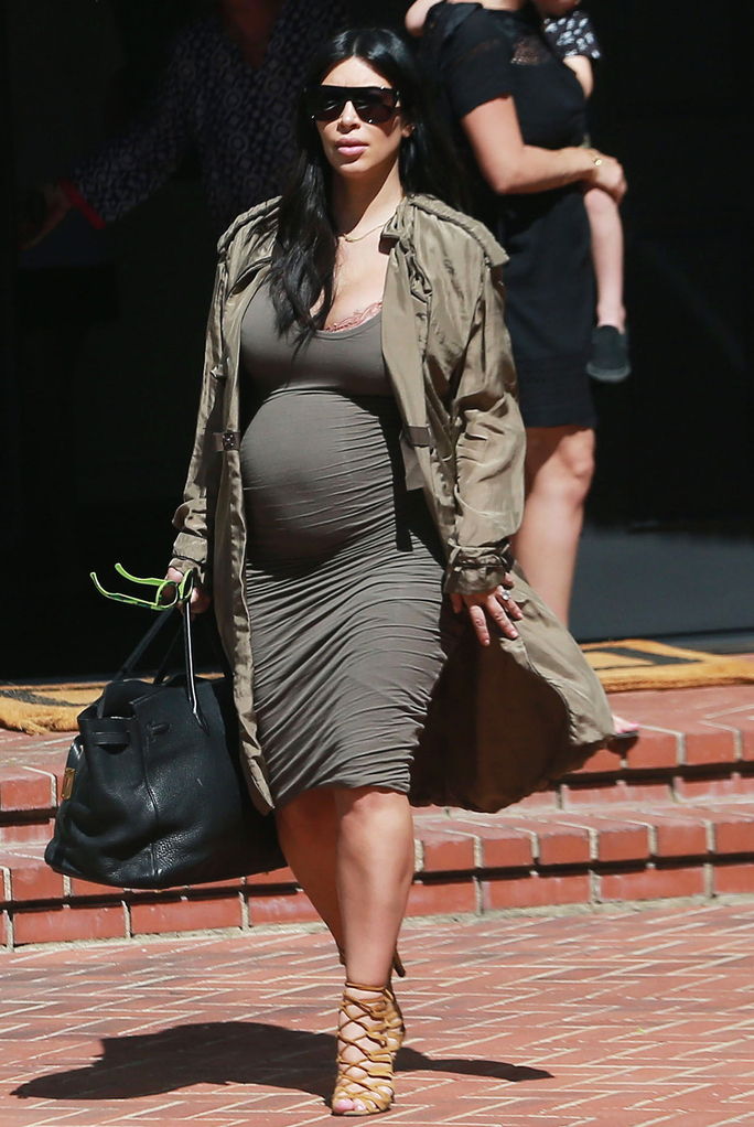 בלעדי ... Pregnant Kim Kardashian Takes Daughter North To A Birthday Party