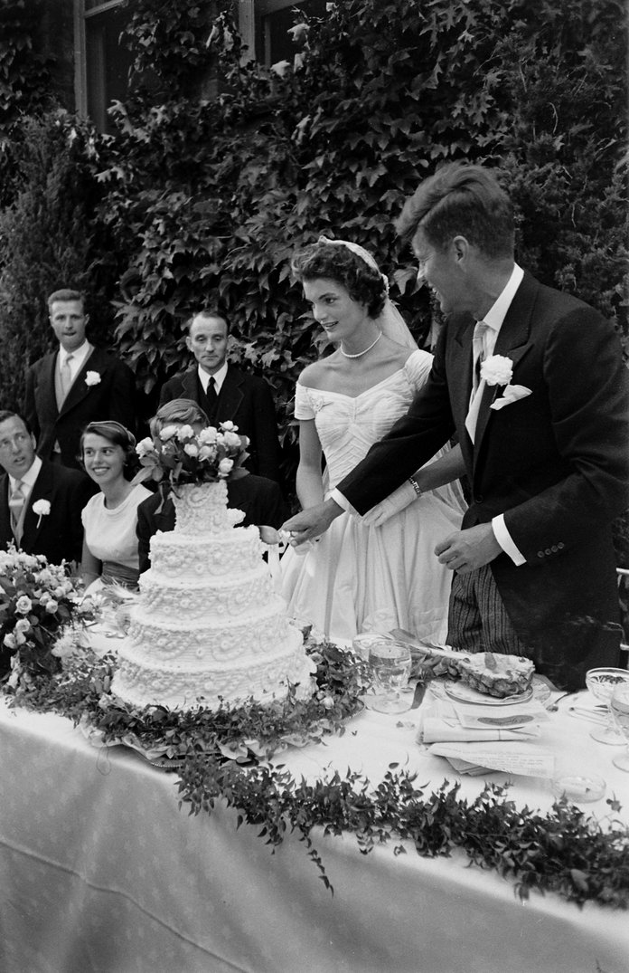 מחזיק hands as they cut the cake 
