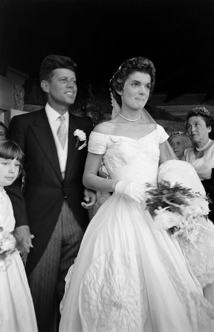 ג'קי and John F Kennedy after their wedding ceremony 