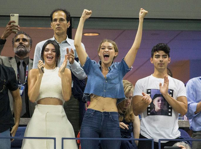 켄들 Jenner, Gigi Hadid and Joe Jonas watch Serena Williams play her sister Venus at the US Open in New York