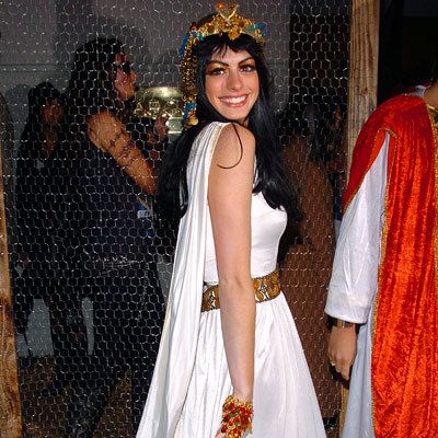 앤 Hathaway as Cleopatra - Our Favorite Stars in Halloween Costumes