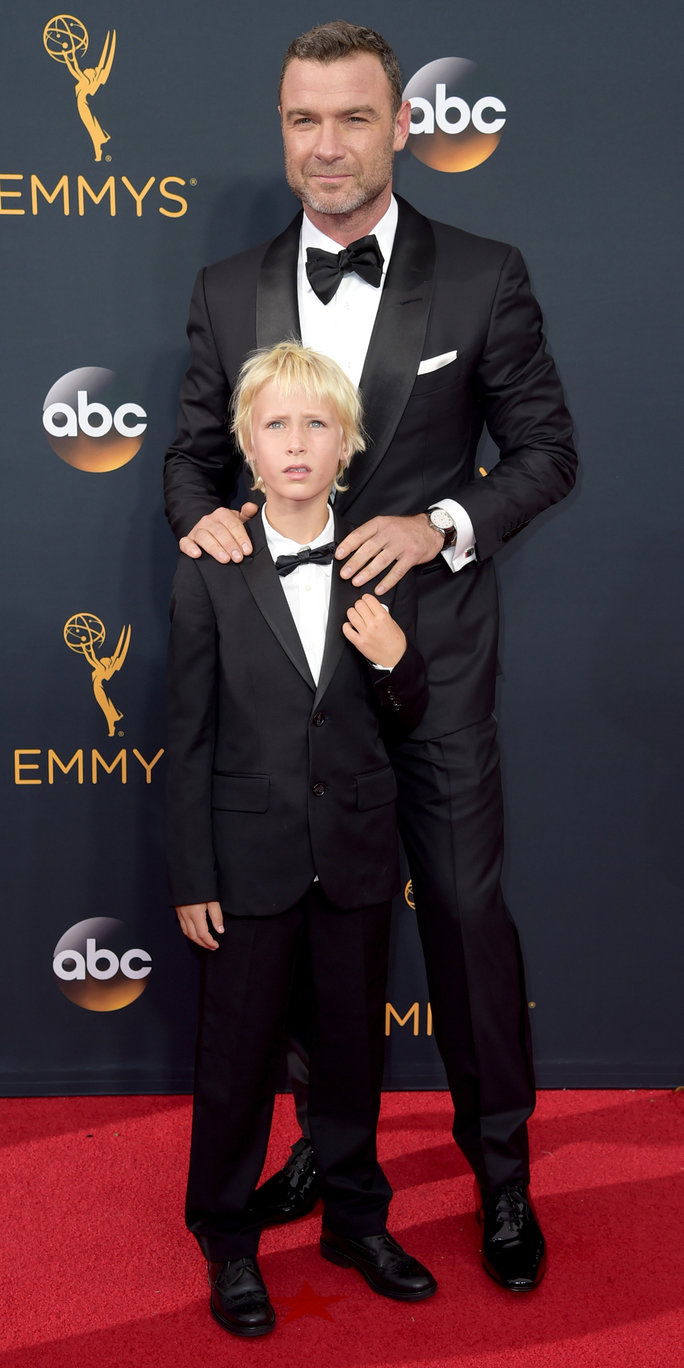 リエフ Schreibe, left, and Samuel Kai Schreiber arrive at the 68th Primetime Emmy Awards on Sunday, Sept. 18, 2016, at the Microsoft Theater in Los Angeles. (Photo by Richard Shotwell/Invision/AP)