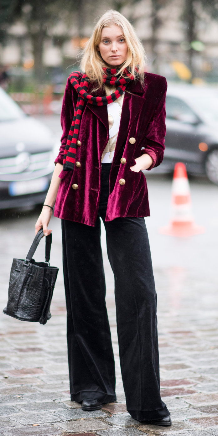 אלזה Hosk in a burgundy velvet coat 