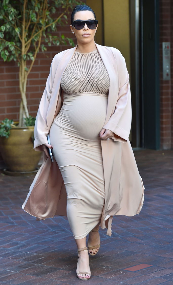 א pregnant Kim Kardashian goes to a medical building