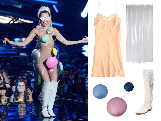 마일리 Cyrus's See-Through Plastic Dress at the 2015 VMAs 