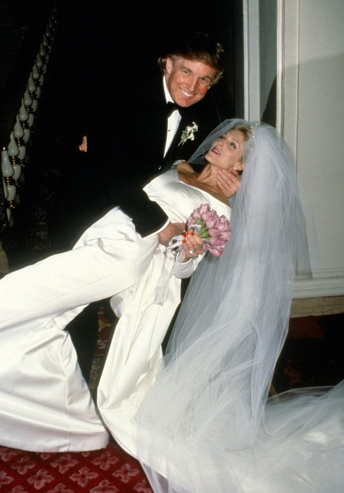 新しい YORK, NY - CIRCA 1993: Donald Trump and Marla Maples Wedding at The Plaza Hotel circa 1993 in New York City. Please note the placement of Donald's hand.(Photo by Images Press/IMAGES/Getty Images)