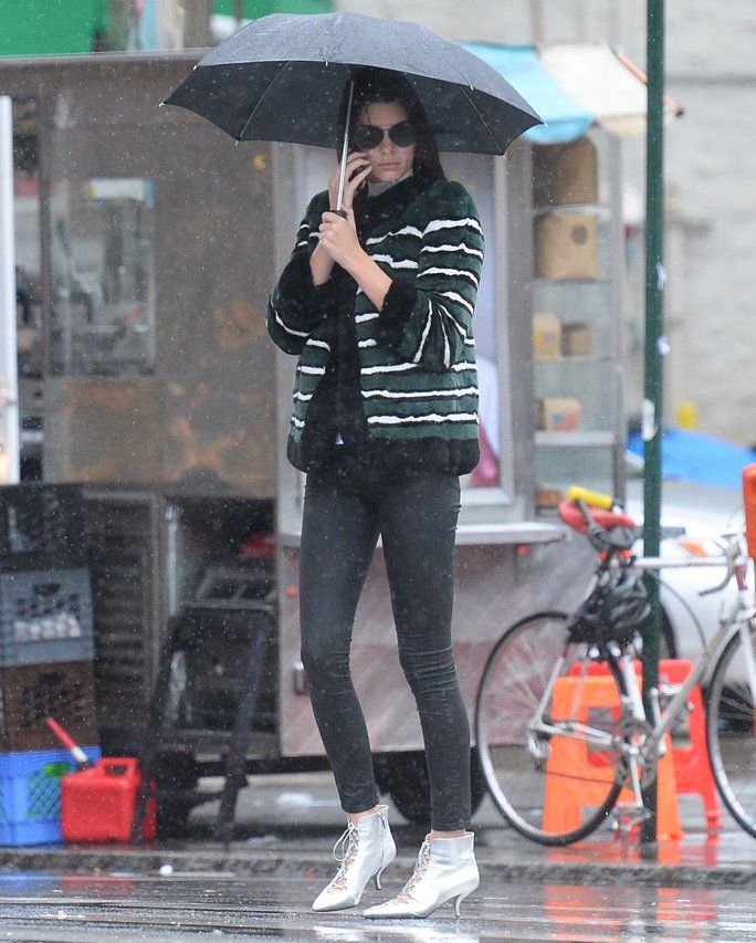 독특한: Kendall Jenner walks the smile Restaurant in soho in the rain in silver shone in nyc