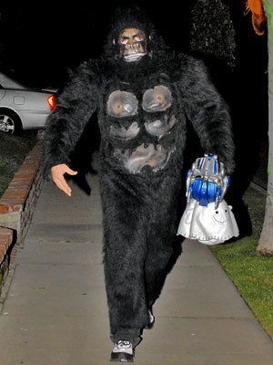 제이크 Gyllenhaal as a gorilla - Our Favorite Stars in Halloween Costumes