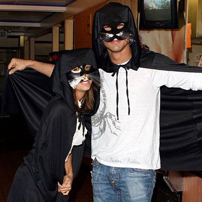 אווה Longoria and Mario Lopez - Stars in Halloween Costumes