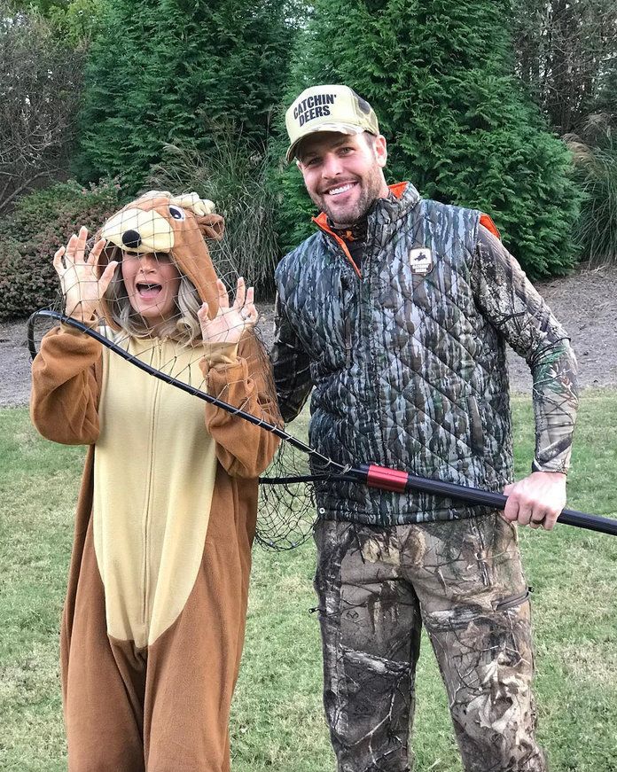 キャリー Underwood and Mike Fisher as a deer and hunter 