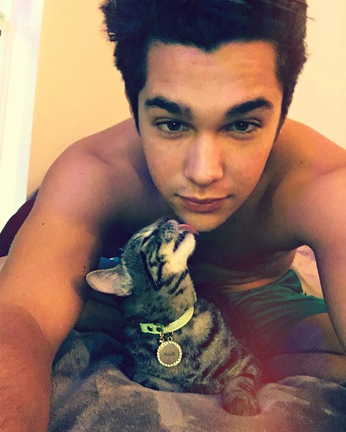 הוא mastered the art of taking a selfie with a cat. 