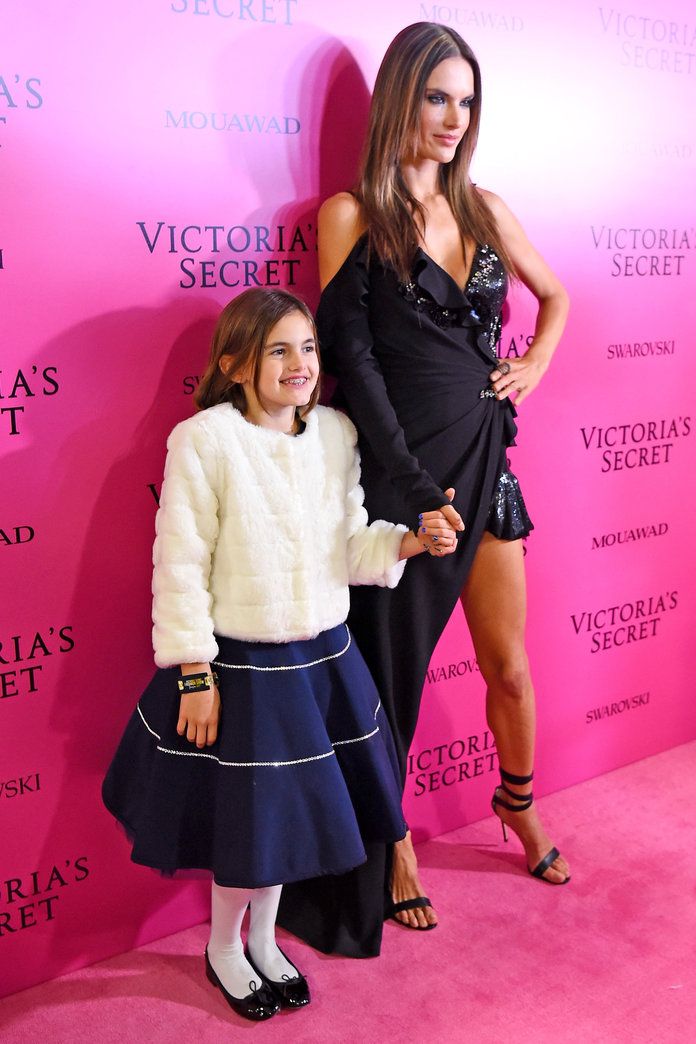 אלסנדרה Ambrosio and her 9-year-old daughter Anja Louise 
