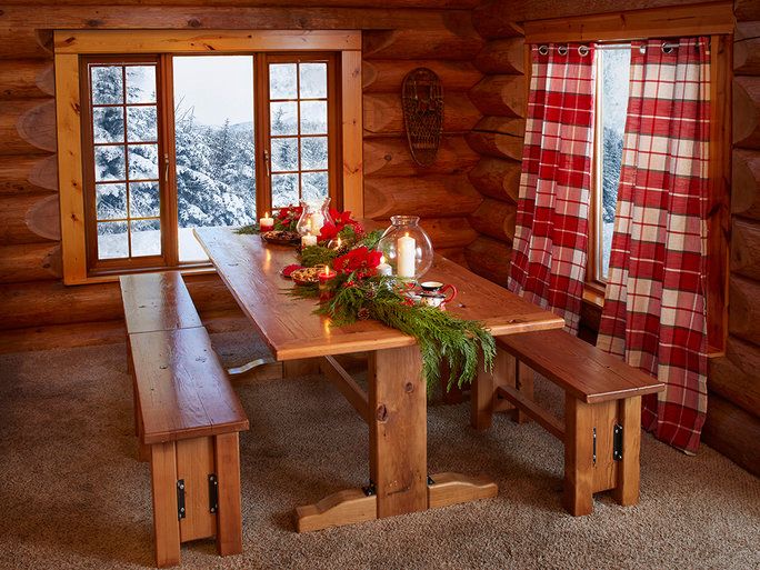 상상해 보라. sharing Christmas dinner at this table. 