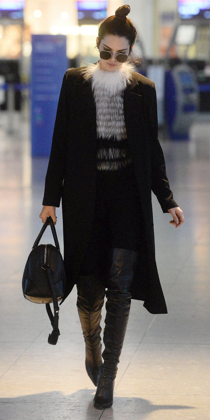 켄들 Jenner is seen arriving at London Heathrow Airport. (London, England, UK) 