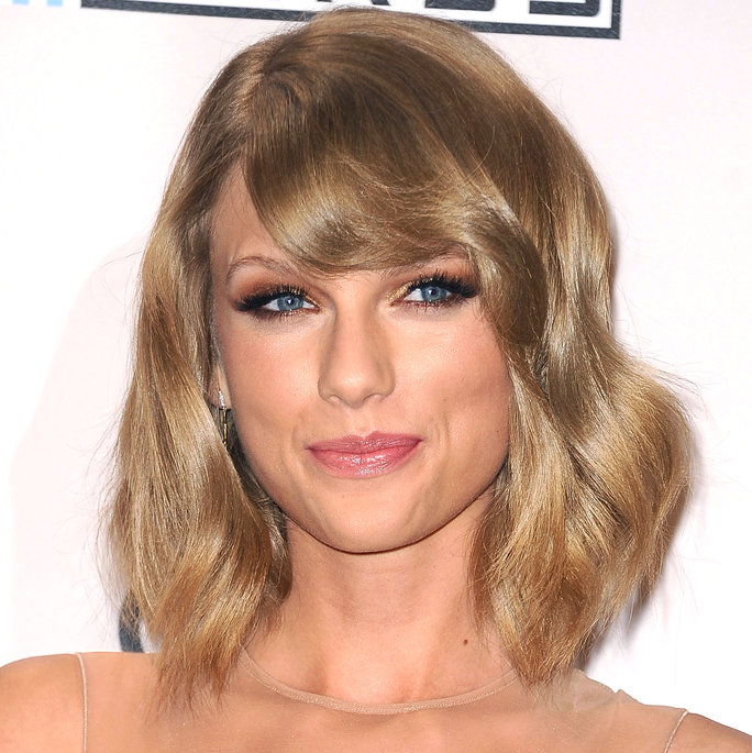 טיילור Swift poses in the press room at the 2014 American Music Awards at Nokia Theatre L.A. Live on November 23, 2014 in Los Angeles, California.