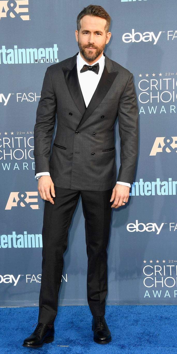 השחקן Ryan Reynolds attends The 22nd Annual Critics' Choice Awards at Barker Hangar on December 11, 2016 in Santa Monica, California. 