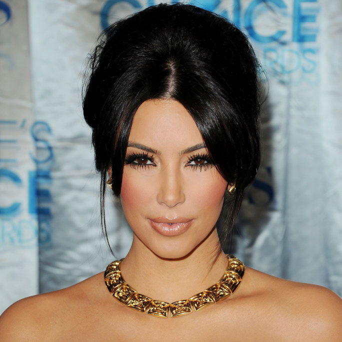 キム Kardashian arrives at the 2011 People's Choice Awards