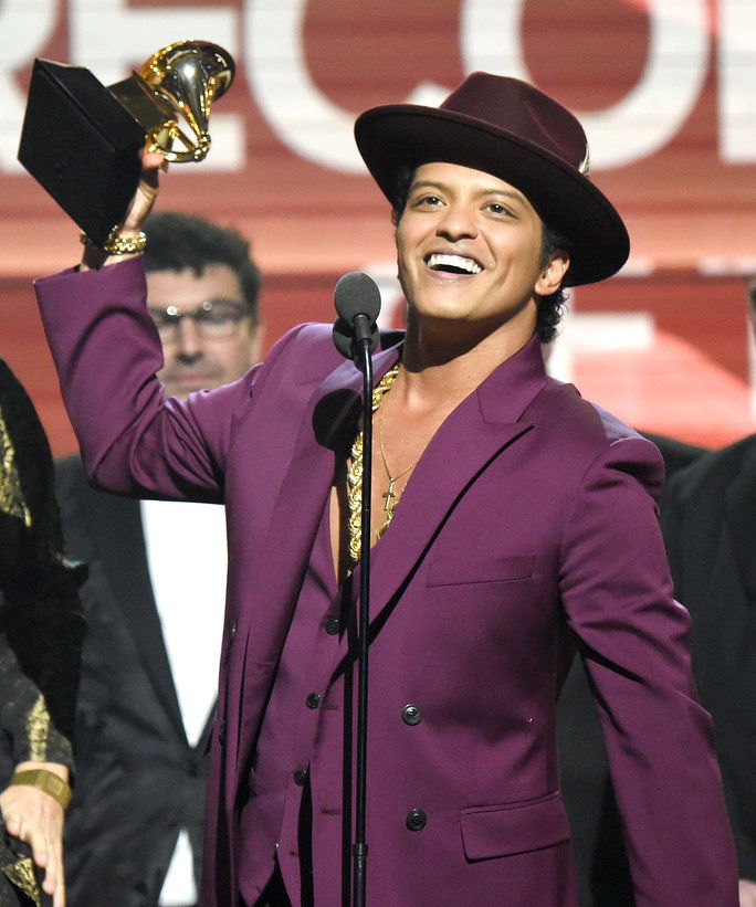 喪失 ANGELES, CA - FEBRUARY 15: Bruno Mars accepts award onstage during The 58th GRAMMY Awards at Staples Center on February 15, 2016 in Los Angeles, California. (Photo by Kevin Mazur/WireImage)