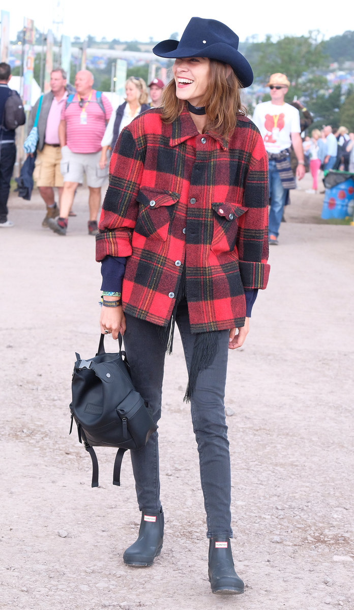 אלכסה Chung lassoes a western look together for Glastonbury with Hunter Originals backpack and boots. 