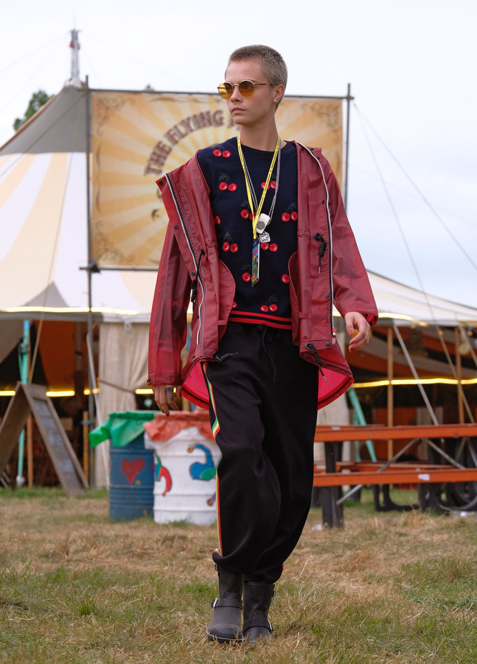 קארה going utiltarian on festival fashion in Hunter Originals coat and boots, 2017 