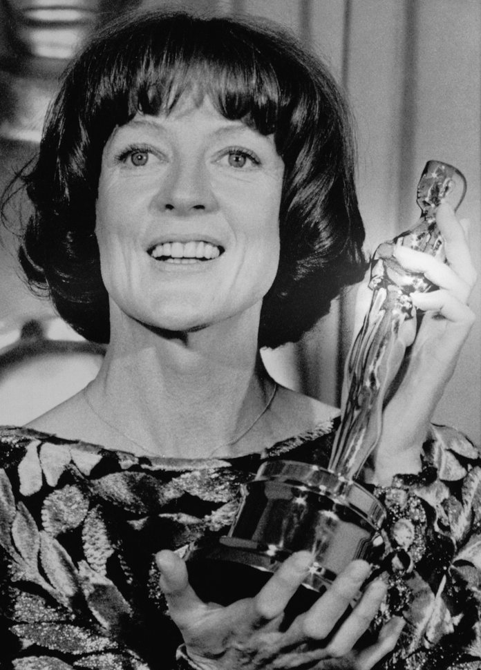 מגי Smith Holds Oscar Award