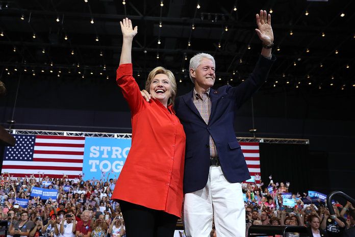 הילארי Clinton And Tim Kaine Take Campaign Bus Tour Through Pennsylvania And Ohio