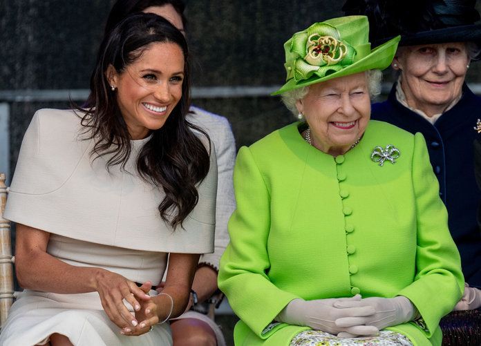 המלכה Elizabeth and Meghan Markle giggling lead