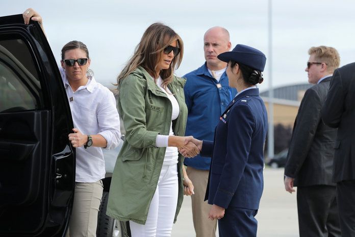 最初 Lady Melania Trump Visits Immigrant Detention Center On U.S. Border