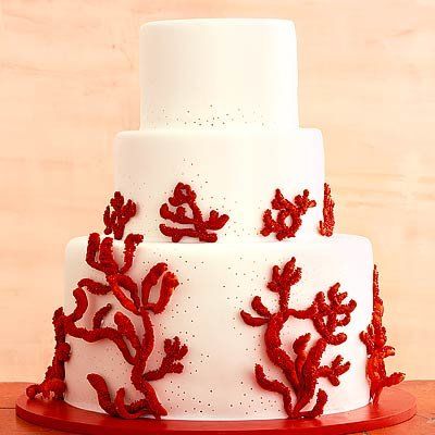 ケーキ adorned with red coral
